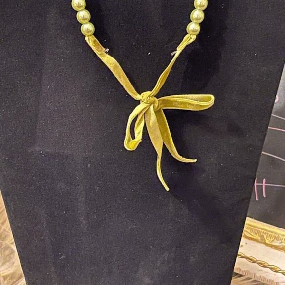 Green Pearl Necklace with Ribbon - Picture 2 of 3